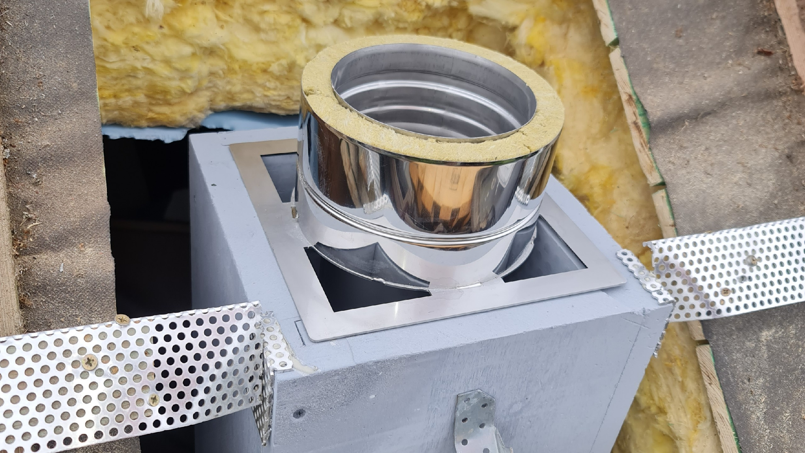 Schornsteinbau Außenrohr während Verkleidung