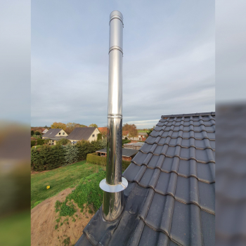 Kaminrohr hoch aus Edelstahl auf Dach mit schwarzen Dachpfannen