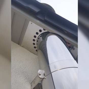 Detailaufnahme Kaminrohr Dachdurchlass am Überstand