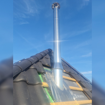 Kaminrohraufbau Edelstahl auf schwarzem Satteldach